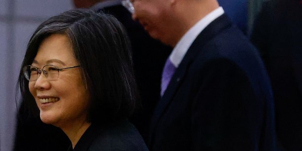 La presidente taiwanaise tsai ing-wen sourit aux medias avant son depart pour new york, ou elle entamera son voyage au guatemala et au belize[reuters.com]