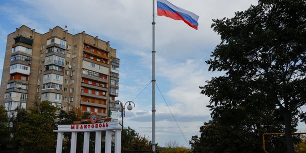 Un drapeau russe flotte sur une place de melitopol[reuters.com]