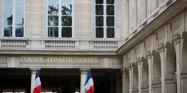 Des drapeaux francais sont accroches devant l'entree du conseil constitutionnel a paris[reuters.com]