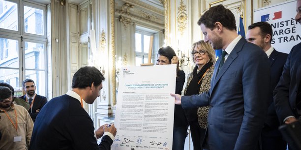 A droite, Clément Beaune, ministre délégué chargé des Transports faisant signer la charte d'engagements aux opérateurs de trottinettes électriques au ministère de la Transition