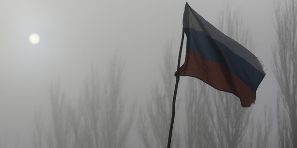 Le drapeau russe a l'exterieur de la ville de gorlovka au nord-est de donetsk[reuters.com]
