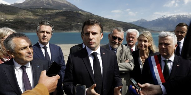 C'est devant le lac de Serre-Ponçon qu'Emmanuel Macron a fait son dernier déplacement sur le terrain où il a présenté le plan eau, le 30 mars 2023.