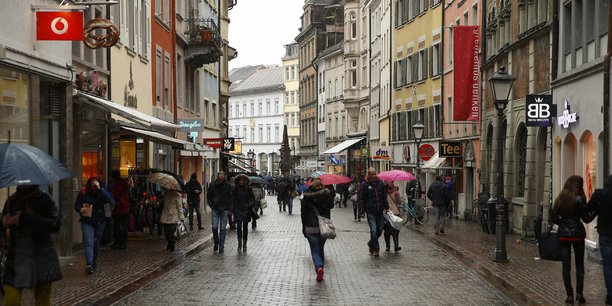 Les gens marchent dans une rue commercante. /photo prise le 17 janvier 2015 a konstanz, en l'allemagne[reuters.com]