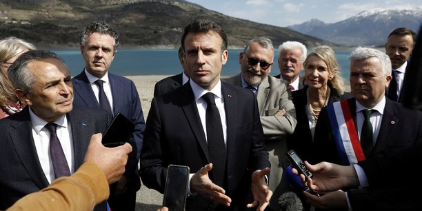 Le président Emmanuel Macron prononce son discours lors de sa visite à Savines-le-Lac (Hautes-Alpes), le 30 mars 2023.