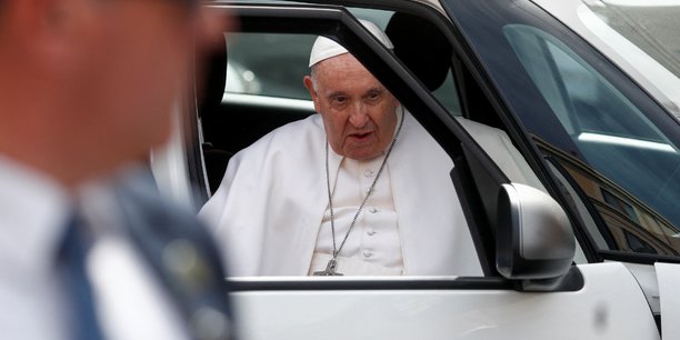 Le pape francois sort de l'hopital gemelli a rome[reuters.com]