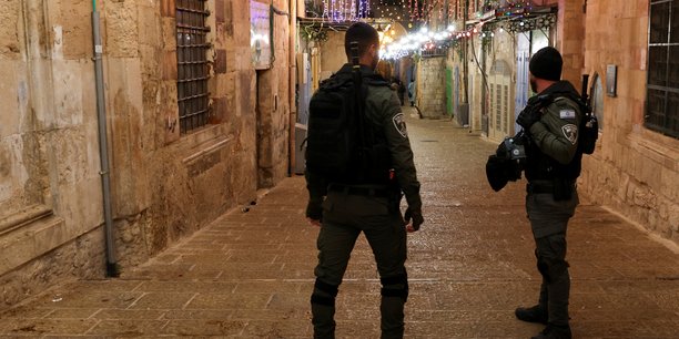 La police israelienne monte la garde dans la vieille ville de jerusalem[reuters.com]