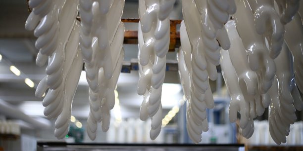 Regelex compte augmenter de 30% en 2023 sa production de gants en latex  grâce à sa nouvelle ligne robotisée.
