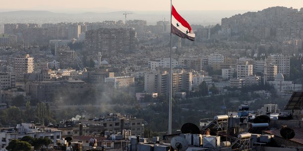 Un drapeau syrien flotte dans le centre de damas[reuters.com]
