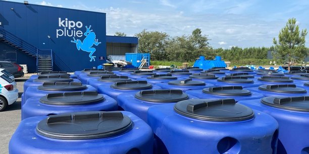 Assemblage des réservoirs de récupération des eaux de pluies météoriques à Kipopluie.