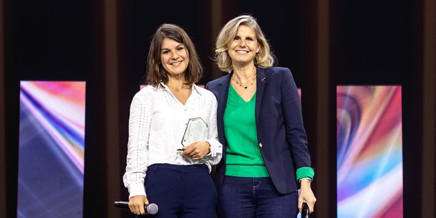 Stéphanie Robieux, CEO et cofondatrice d'OOrion (à gauche), gagne le prix Tech for Future 2023, organisé par La Tribune, dans la catégorie Impact.