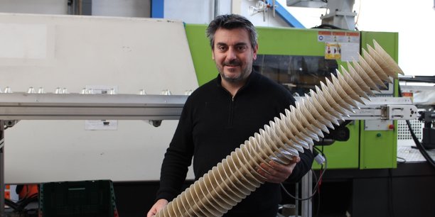 Le président de Lyspackaging Nicolas Moufflet devant l'unité de production qui doit produire 100.000 coupelles ostréicoles en plastique biosourcé d'ici un mois.