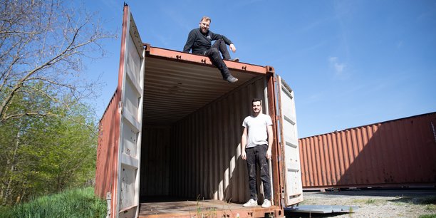 Florian Ludwiczak et Bastian Lacombe transforment des conteneurs maritimes hors d'usage en logements, bureaux voire cabinets médicaux.