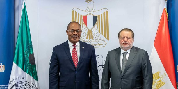 Vincent Nmehielle, secrétaire général de la BAD et Hassan Abdullah, gouverneur de la Banque centrale d'Egypte en septembre 2022 lors de la signature de l'accord marquant l'organisation des Assemblées annuelles à Charm el-Cheikh.