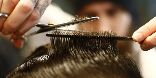 Parmi les secteurs en difficulté, la coiffure-instituts de beauté (+38%), avec autant de défauts de salons de coiffure sur les neuf premiers mois de 2023.