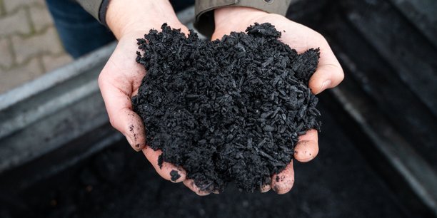 Le biochar est obtenu à partir de déchets agricoles non valorisés et est utilisé comme engrais pour les sols.