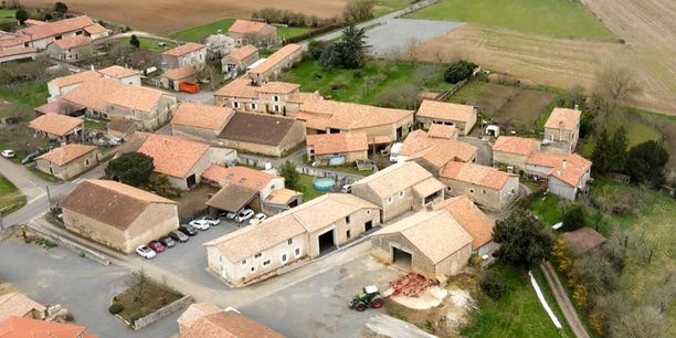 En Charente, sur un domaine agricole familial, la startup Elicit Plant fait grandir un centre d'innovation dédié à réduire le stress hydrique des cultures.