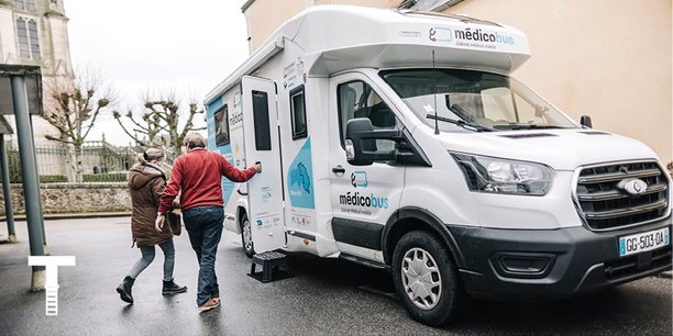 Le Médicobus est un camping-car réaménagé en cabinet médical ambulant. Avec un objectif principal : proposer l'accès aux soins à des patients qui n'ont plus de médecin traitant et vivent dans un désert médical.