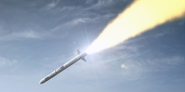 La Pologne est déjà un utilisateur du missile CAMM, elle a reçu une première batterie en 2022 en réponse à un besoin urgent appelé Mała (petit) dans le cadre du programme NAREW.