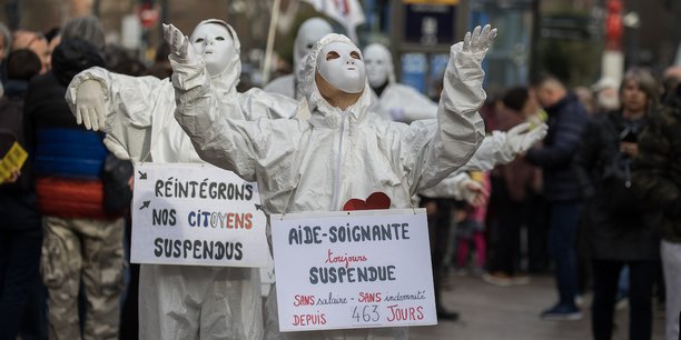 Des personnes font un happening pour dénoncer la vaccination contre le Covid dans le centre ville de Toulouse, en janvier dernier.