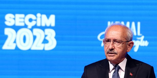 Kemal Kiliçdaroglu, candidat de l'opposition, représentant un front uni de six partis, est au coude à coude avec le président sortant Recep Tayyip Erdogan.