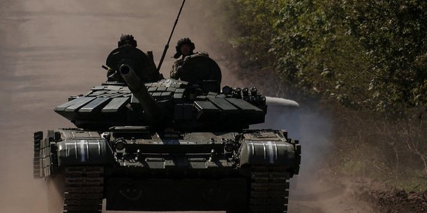 Photo d'archives des militaires ukrainiens au sommet d'un char sur une route menant a la ville de bakhmout[reuters.com]