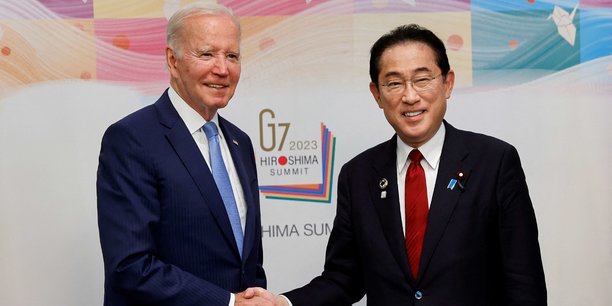Joe Biden accueilli par le Premier ministre Kishida à son arrivée à Hiroshima ce jeudi.