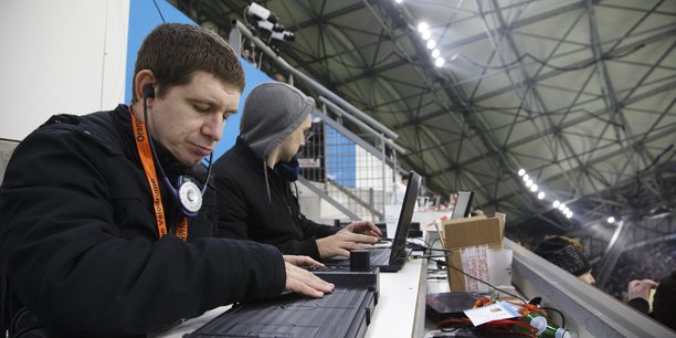 La tablette est testée par des personnes aveugles ou malvoyantes au sein du Stadium de Toulouse et de l'Orange Vélodrome de Marseille en conditions réelles lors de rencontres de Ligue 1.