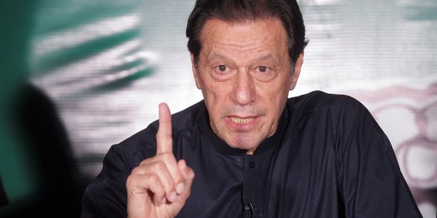 Photo d'archives: l'ancien premier ministre pakistanais imran khan fait des gestes en s'adressant aux membres des medias a sa residence de lahore[reuters.com]