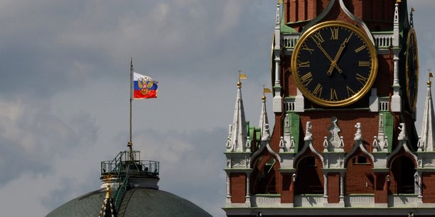 Photo du drapeau russe qui flotte sur le dome d'un batiment du kremlin a moscou[reuters.com]