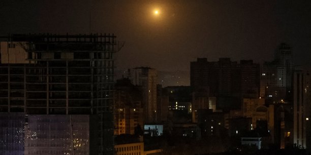 Photo d'une explosion d'un drone visible dans le ciel au-dessus de la ville lors d'une frappe de drones russes[reuters.com]