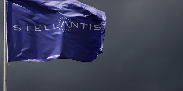 Photo d'archives d'un drapeau avec le logo de stellantis[reuters.com]