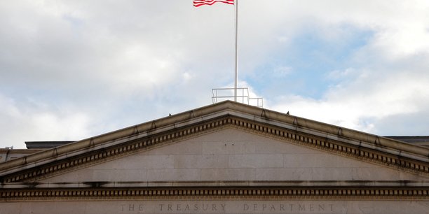 Photo d'archives d'un drapeau americain qui flotte au-dessus du batiment du treasury building[reuters.com]