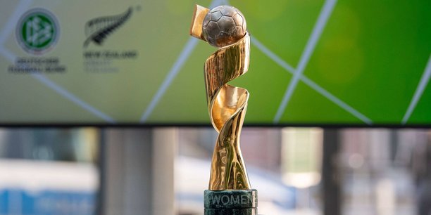 Le trophée de la Coupe du monde féminine lors d'une présentation à Berlin, le 3 mai.