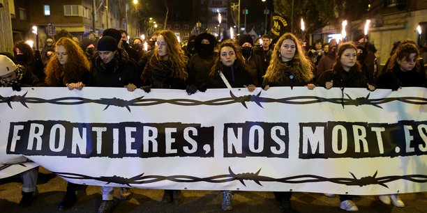 Des personnes lors d'un hommage a dunkerque aux 27 migrants qui ont peri dans le naufrage d'un bateau dans la manche en novembre 2021[reuters.com]