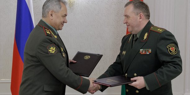 Le ministre russe de la defense, serguei choigou, serre la main de son homologue bielorusse, victor khrenin, lors d'une reunion a minsk[reuters.com]