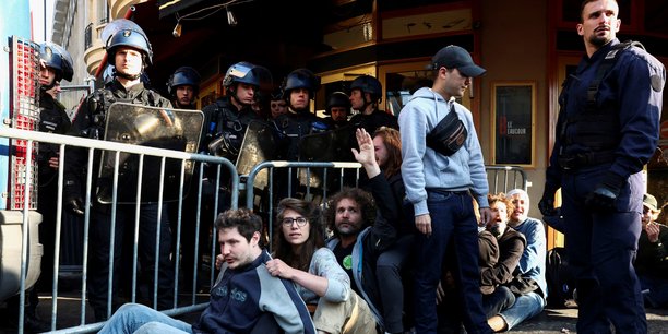Des militants écologistes tentaient de bloquer l'entrée de la salle Pleyel où se tient l'assemblée générale de TotalEnergies ce vendredi.