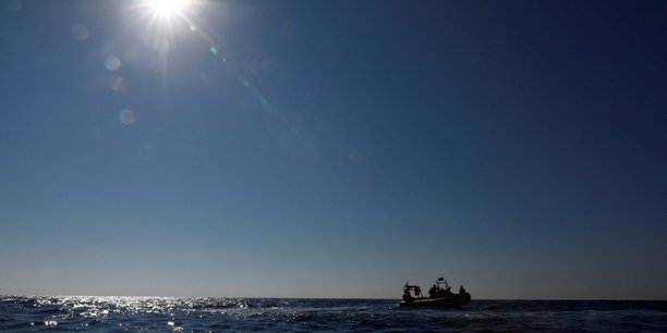 Des membres de l'equipage du navire de sauvetage geo barents lors d'un exercice d'entrainement en mediterranee centrale[reuters.com]