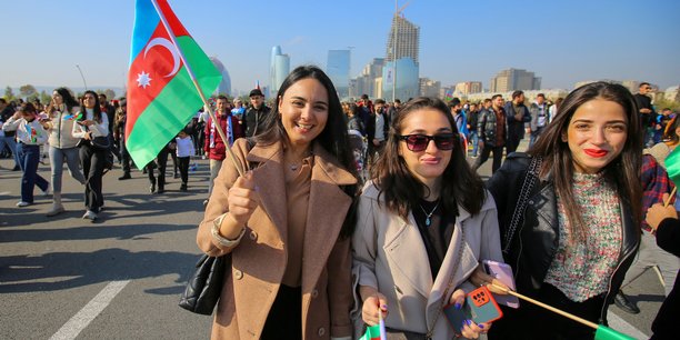 Des personnes participent a une marche pour marquer l'anniversaire de la fin du du dernier conflit militaire dans le territoire du haut-karabakh[reuters.com]