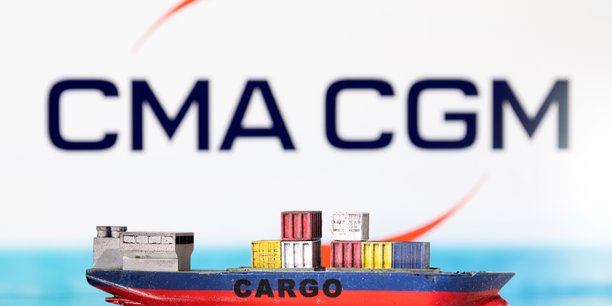 Photo d'illustration d'un modele de bateau cargo devant le logo de cma cgm[reuters.com]
