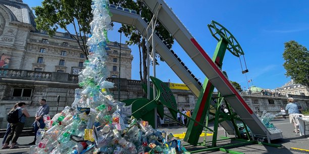 Une sculpture devant le siege de l'unesco avant une reunion sur le traite mondial contre la pollution plastique[reuters.com]