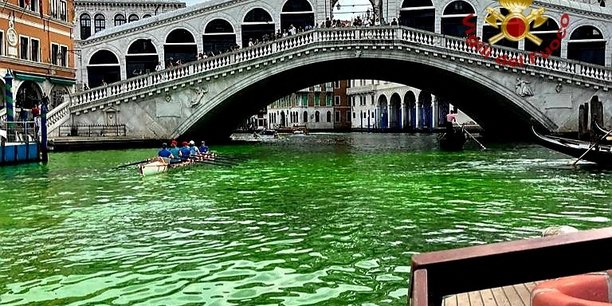 Photo de l'eau du grand canal de venise devenue vert fluorescent[reuters.com]