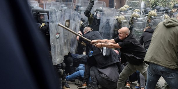Photo des heurts entre manifestants serbes et soldats de maintien de la paix de l'otan au kosovo[reuters.com]