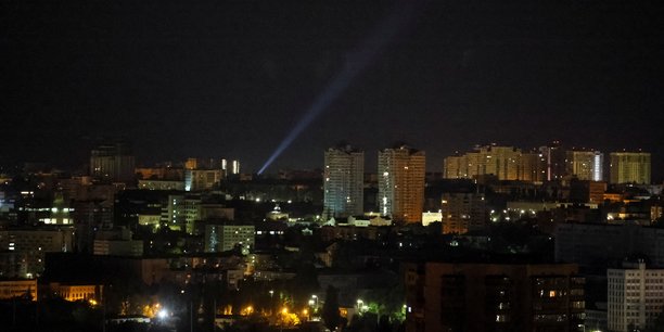 Des militaires ukrainiens utilisent un projecteur alors qu'ils recherchent des drones dans le ciel au-dessus de la ville lors d'une attaque russe[reuters.com]