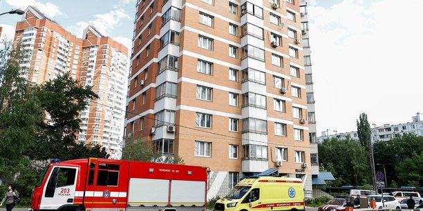 Une ambulance et des vehicules de pompiers sont gares a l'exterieur d'un immeuble d'habitation a la suite d'une attaque de drone a moscou[reuters.com]