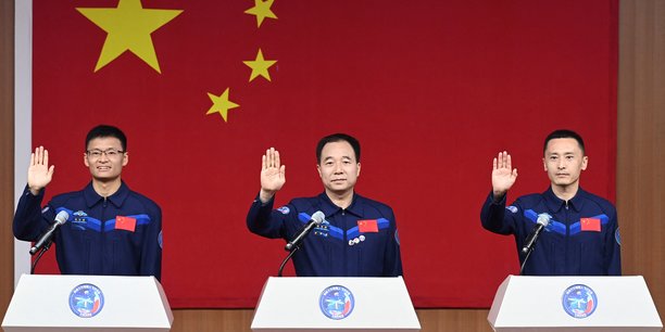 Les taikonautes  jing haipeng, zhu yangzhu et gui haichao lors d'une conference de presse avant le decollage du shenzhou-16 vers la station spatiale chinoise[reuters.com]