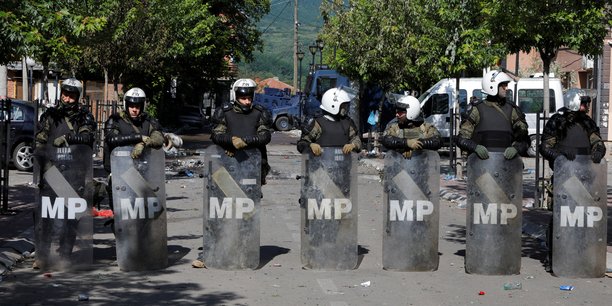 Des soldats polonais de la force de paix au kosovo (kfor) montent la garde devant un bureau municipal a zvecan[reuters.com]