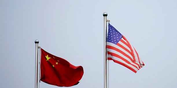 Photo d'archives d'un drapeau americain et d'un drapeau chinois[reuters.com]