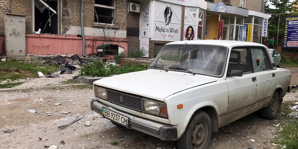 Une voiture et un immeuble endommages a luhansk[reuters.com]