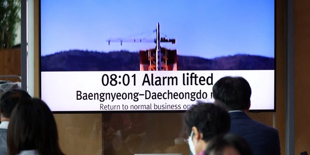 Des habitants de seoul suivent un reportage sur la coree du nord tirant un satellite spatial[reuters.com]