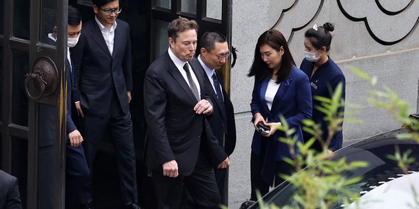 Elon musk sort d'un restaurant a pekin[reuters.com]